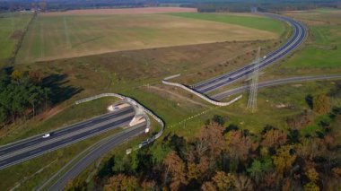 Vahşi yaşam geçişleri, eko-kanal, ekopasaj, doğa ekopozyonu ya da yeşil köprü, oyun değişti. Almanya 'da otoyol hayvanlar için altyapı. Yukarıdan drone atışı 