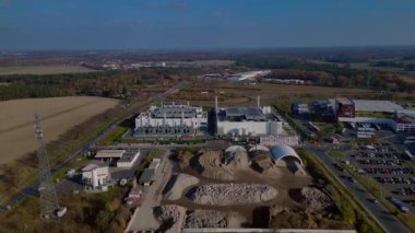 Almanya 'daki bir Veri Merkezi Ai kampüs dış ünitesinin küresel bilgiyi büyük ölçekli bilgisayar altyapısını işlemesi için hız rampası hızlandırılmış zaman atlaması. İHA 'yı çek 