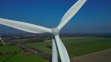Alman otobanının yanındaki yeşil alanda duran rüzgar türbini yenilenebilir temiz yeşil eko enerji üretiyor. Hız rampası hiper hareket zaman aşımı ters uçan İHA 