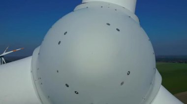 Alman otobanının yanındaki yeşil alanda duran rüzgar türbini yenilenebilir temiz yeşil eko enerji üretiyor. Hız rampası hiper hareket zaman aşımı çok yakın, ters uçan İHA 