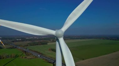Alman otobanının yanındaki yeşil alanda duran rüzgar türbini yenilenebilir temiz yeşil eko enerji üretiyor. Hız rampası hiper hareket zamanı hızlandırılmış uçuş geri çekiş döngü drone 