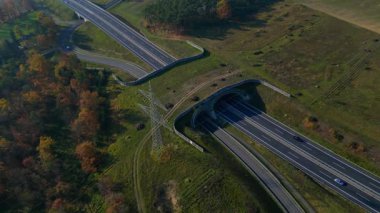 Ecoduct, yoğun bir otoyol üzerinden vahşi yaşama güvenli bir geçiş sağlıyor, yukarıdan görülüyor. İHA kamerası aşağıya bakıyor 