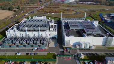 Modern veri merkezi endüstriyel bir alanda duruyor, dijital bilgi ve bağlantı sunuyor. panorama genel görünüm dronu 