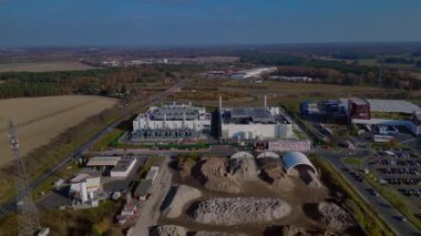 Modern veri merkezi endüstriyel bir alanda duruyor, dijital bilgi ve bağlantı sunuyor. İticileri ileri çalıştır 