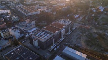 Veri merkezi hesaplama merkezi, hiperölçekli bilgisayar sunucuları bulut hizmetleri, hizmetleri, hava görüntüsü. Dış bina inşa ediliyor. Ters İHA uçuşu 