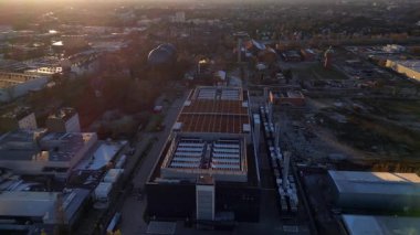 Veri merkezi hesaplama merkezi, hiperölçekli bilgisayar sunucuları bulut hizmetleri, hizmetleri, hava görüntüsü. Dış bina inşa ediliyor. panorama yörünge dronu 
