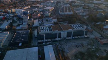 Veri merkezi hesaplama merkezi, hiperölçekli bilgisayar sunucuları bulut hizmetleri, hizmetleri, hava görüntüsü. Dış bina inşa ediliyor. geniş yörünge görünümü dronu 