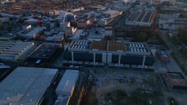 Berlin 'de dijital altyapı sağlayan gelişmiş soğutma sistemlerine sahip büyük bir veri merkezi binası. geniş yörünge görünümü dronu 