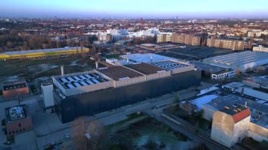 Yapay zeka ve bulut hesaplama için temel hizmetleri sağlayan büyük modern veri merkezi binası. Hız rampası hiper hareket zamanı hızlandırılmış panorama yörünge dronu 