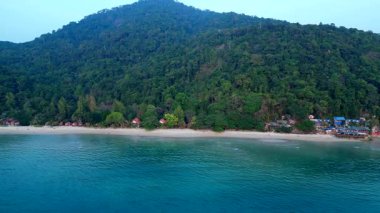 Yaşlı emekli çift, tropik plajdaki Ko Chang Adası 'nda emeklilik tatilinin tadını çıkarıyor. İticileri ileri çalıştır 