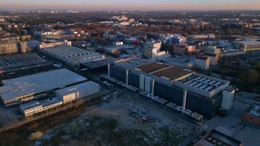 Yapay zeka ve bulut hesaplama için temel hizmetleri sağlayan büyük modern veri merkezi binası. İticileri ileri çalıştır 