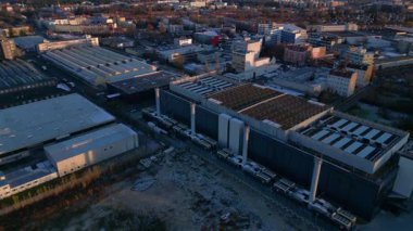 Yapay zeka ve bulut hesaplama için temel hizmetleri sağlayan büyük modern veri merkezi binası. İHA alçalıyor 