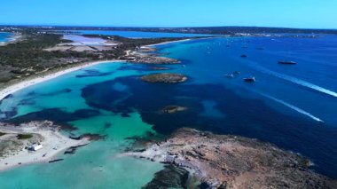 Formentera adasının ses Illetes plajı, sığ turkuaz deniz ve tekneleri. Ters İHA uçuşu 