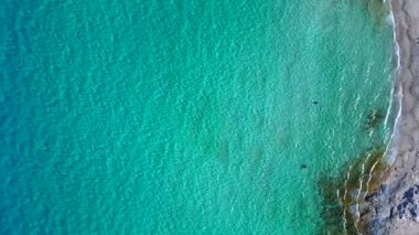 Formentera İbiza sahilinin saf turkuaz suyu ve denizin tadını çıkaran bireyler. dikey kuşların görüş dronu. İHA kamerası aşağıya bakıyor 