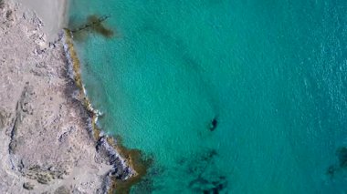 Formentera İbiza sahilinin saf turkuaz suyu ve denizin tadını çıkaran bireyler. dikey kuşların görüş dronu. Yukarıdan aşağıya drone görünümü 
