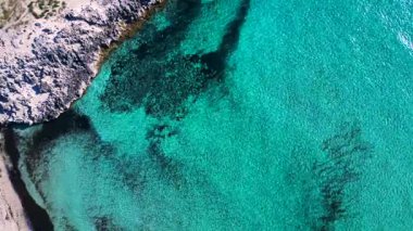 Formentera İbiza sahilinin saf turkuaz suyu ve denizin tadını çıkaran bireyler. dikey kuşların görüş dronu. uçuş üstü insansız hava aracı 