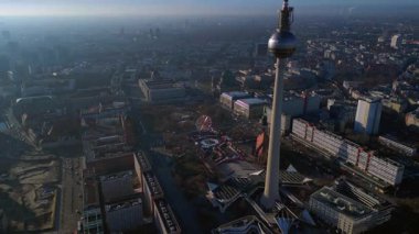 Berlin şehir manzarası, Red Town Hall 'daki hareketli bir Noel pazarının üzerinde yükselen TV kulesi. Aşağıya bakan İHA kamerasını ters çevir 