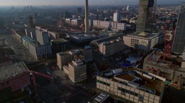 Alexanderplatz Meydanı, üzerinde buz pateni pisti ve bayram tezgahları olan canlı bir Noel pazarına ev sahipliği yapıyor. Panorama Genel Bakış İHA kamerası aşağıya bakıyor 