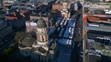 Berlin Jandarması 'ndaki Noel çadırı ve tarihi binaları gösteren hava manzarası. Ters İHA uçuşu 