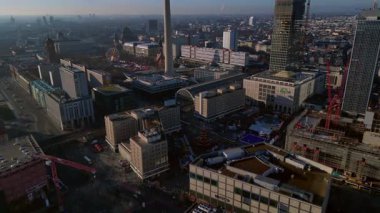 Alexanderplatz Meydanı, üzerinde buz pateni pisti ve bayram tezgahları olan canlı bir Noel pazarına ev sahipliği yapıyor. İticileri ileri çalıştır 