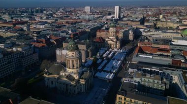 Berlin Jandarma Meydanı 'nda Alman Dom ve Fransız Dom' u da içeriyor. panorama genel bakış statik üç ayaklı insansız hava aracı