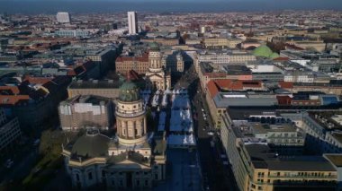Berlin Jandarma Meydanı 'nda Alman Dom ve Fransız Dom' u da içeriyor. panorama yörünge dronu
