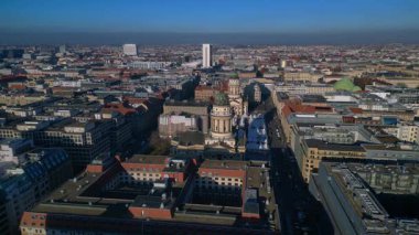 Berlin Jandarma Meydanı 'nda Alman Dom ve Fransız Dom' u da içeriyor. geniş yörünge görünümü dronu