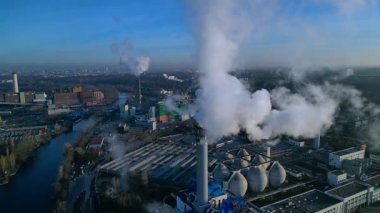 Endüstriyel enerji santrali bacaları atmosfere büyük duman kirliliği yayarak çevresel hasara neden oluyor. panorama genel bakış statik üç ayaklı insansız hava aracı