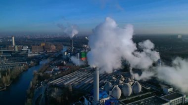 Endüstriyel enerji santrali bacaları atmosfere büyük duman kirliliği yayarak çevresel hasara neden oluyor. geniş yörünge görünümü dronu