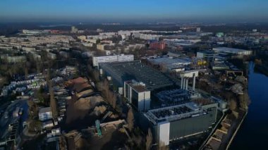 Büyük modern endüstriyel kompleks, konut veri merkezi ve telekomünikasyon yapıları, çatı soğutma sistemleri. Hız rampası hiper hareket zamanı hızlandırılmış drone 'u çek