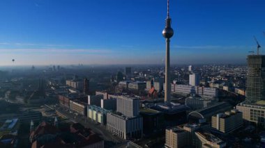 Berlin 'in ikonik televizyon kulesinin ve şehir gelişiminin açık gökyüzü görüntüsü. Hız rampası hiper hareket zaman aşımı sineği ileri it