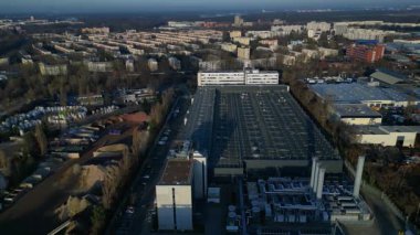 Geniş modern endüstriyel kompleks, konut veri merkezi ve telekomünikasyon yapıları, geniş çatı soğutma sistemleri gösteriyor. statik tripod yukarıdan drone atışı yapıyor.