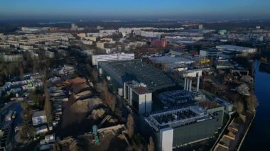 Geniş modern endüstriyel kompleks, konut veri merkezi ve telekomünikasyon yapıları, geniş çatı soğutma sistemleri gösteriyor. İticileri ileri çalıştır