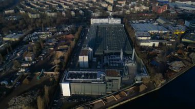 Geniş modern endüstriyel kompleks, konut veri merkezi ve telekomünikasyon yapıları, geniş çatı soğutma sistemleri gösteriyor. İHA alçalıyor