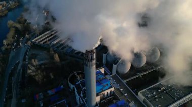 Endüstriyel bacalar atmosfere büyük duman kirliliği yayarak çevresel hasara yol açıyor. Hız rampası hiper hareket zaman aşımı İHA üzerinden uçuş üstgeçişi