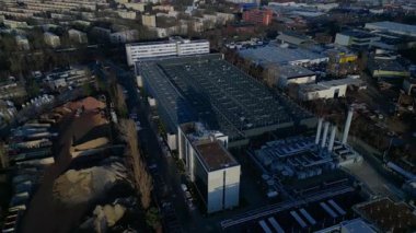 Geniş modern endüstriyel kompleks, konut veri merkezi ve telekomünikasyon yapıları, geniş çatı soğutma sistemleri gösteriyor. Ters İHA uçuşu