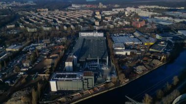 Berlin 'in kentsel manzarasındaki bir nehrin yanında dijital dönüşümü destekleyen modern veri merkezi tesisi. İticileri ileri çalıştır