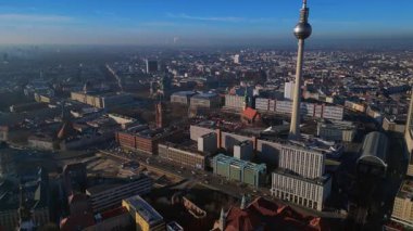 Berlin şehir manzarası, Noel pazarı ve ikonik TV Kulesi Fernsehturm 'un kentsel ufuk çizgisine hakim olduğu yer. panorama genel bakış İHA görüntüsü yukarıdan