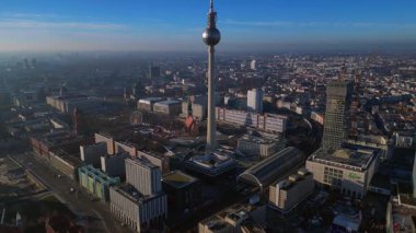 Berlin şehir manzarası, Noel pazarı ve ikonik TV Kulesi Fernsehturm 'un kentsel ufuk çizgisine hakim olduğu yer. Yukarıdan aşağıya doğru uçur