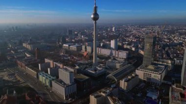 Berlin şehir manzarası, Noel pazarı ve ikonik TV Kulesi Fernsehturm 'un kentsel ufuk çizgisine hakim olduğu yer. Ters panorama görünümü dronu uçur