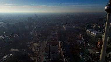 Uzağa uzanan büyük bir yol ile genişleyen Berlin şehir manzarasını gösteren hava manzarası. panorama genel bakış statik üç ayaklı insansız hava aracı