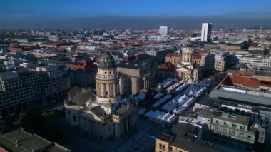 Ünlü katedralleri ve pazar çadırlarıyla tarihi Jandarma işaretinin manzarası yükseldi. panorama genel bakış statik üç ayaklı insansız hava aracı