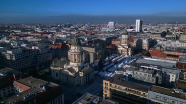 Ünlü katedralleri ve pazar çadırlarıyla tarihi Jandarma işaretinin manzarası yükseldi. İticileri ileri çalıştır