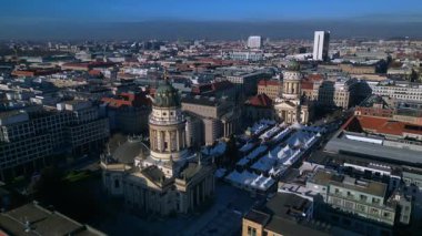 Ünlü katedralleri ve pazar çadırlarıyla tarihi Jandarma işaretinin manzarası yükseldi. İHA yükseltiliyor