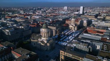 Ünlü katedralleri ve pazar çadırlarıyla tarihi Jandarma işaretinin manzarası yükseldi. panorama genel bakış İHA 'yı indiriyor