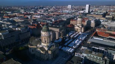 Ünlü katedralleri ve pazar çadırlarıyla tarihi Jandarma işaretinin manzarası yükseldi. panorama genel görünüm dronu