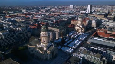 Ünlü katedralleri ve pazar çadırlarıyla tarihi Jandarma işaretinin manzarası yükseldi. Drone görüntülerini daire içine al