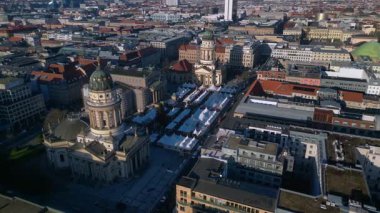 Ünlü katedralleri ve pazar çadırlarıyla tarihi Jandarma işaretinin manzarası yükseldi. panorama yörünge dronu