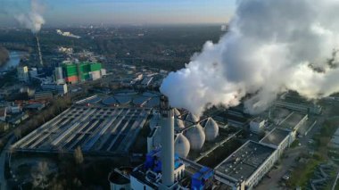 Gökyüzüne duman yayan bir bacası olan sanayi kompleksi bir kanalizasyon arıtma tesisi ve kentsel altyapının yanında. Hız rampası hiper hareket zaman aşımı üst uçuş insansız hava aracı