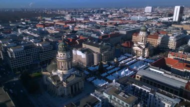 Ünlü katedralleri ve pazar çadırlarıyla tarihi Jandarma işaretinin manzarası yükseldi. geniş yörünge görünümü dronu